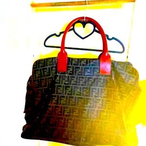 FENDI  AUTHENTIC  duffle bag 17 x 15 x 5.5 Made in ITALY 🇮🇹w/ strap. Zip pull 🎈